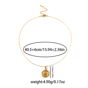 Dettaglio della collana con ciondolo sole dorato, dimensioni 40,5+6cm e peso di 4,90g