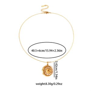 Dettaglio del ciondolo sole e luna dorato con misure e catena della collana