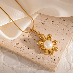 18K gold plated stainless steel necklace with elegant sunflower pearl pendant