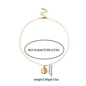 Dettaglio della collana con sole che mostra diametro di 2,29cm e catena di 40,5cm regolabile