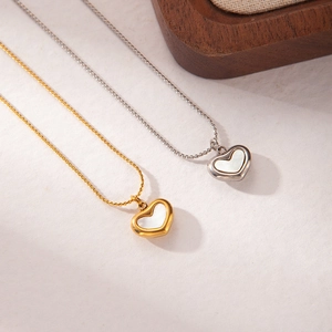 Franse stijl hartvormige ketting in goud en zilver met parelmoer hanger en gedraaide ketting