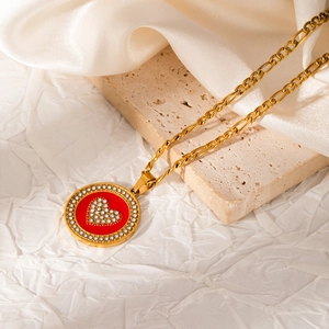 Goldene Halskette aus Edelstahl mit rotem Emaille-Herz und Strass-Anhänger im Figaro-Stil