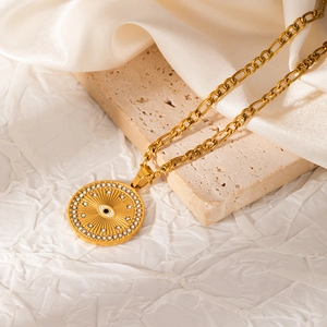Detail von 18k vergoldetem Evil Eye Anhänger mit weißen Zirkonia und Figaro-Kette