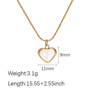 Detail van de gouden hartvormige hanger met marmeren inleg van 11 mm bij 9 mm