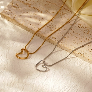 Minimalistische hohle Herzanhänger-Halsketten in Gold und Silber mit feiner Schlangenkette