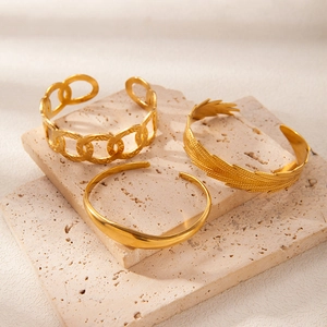 Gold-plated stainless steel open bangles set with chain and feather textures