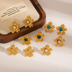 Boucles d'oreilles fleurs vintage dorées avec perles de pierres précieuses colorées