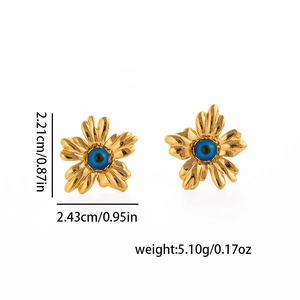 Boucles d'oreilles fleurs vintage dorées avec détail œil bleu et mesures indiquées