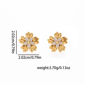 Boucles d'oreilles fleur dorées avec cristaux blancs et perles pour un look luxueux