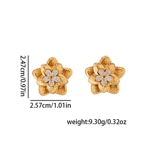Détail de boucles d'oreilles fleur dorées avec pétales superposés et dimensions