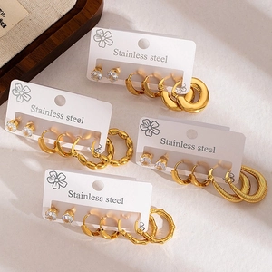Set di orecchini in acciaio inossidabile placcato oro 18K con vari cerchi su scheda