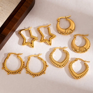 Set orecchini in acciaio placcato oro 18K con design geometrici a stella e cuore