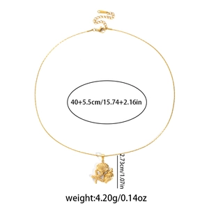 Detailansicht der goldenen Seestern- und Muschelanhänger an einer Edelstahl-Halskette