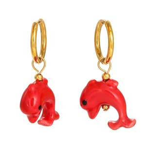 Detailansicht der roten Keramik-Fisch-Ohrringe mit goldenen Creolen und Glanz-Finish