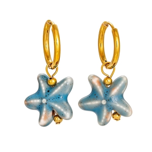 Detailaufnahme handgefertigter blauer Seestern-Ohrringe mit goldenen Creolen Ohrringe