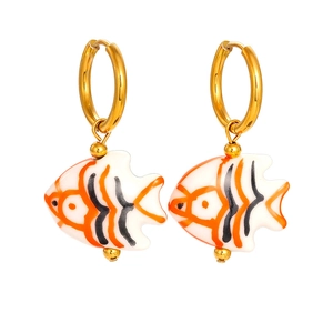 Detailansicht der Koi-Fisch-Keramikohrringe mit orange-schwarzen Emaille-Streifen