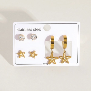 Ensemble détaillé de trois boucles d'oreilles en acier avec étoiles de mer et zircons