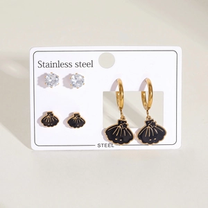 Détail du lot de boucles d'oreilles en acier inoxydable avec coquillages et zircons cubiques