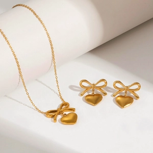 Elegantes 18K vergoldetes Edelstahl-Schmuckset mit Schleifen- und Herzanhängern
