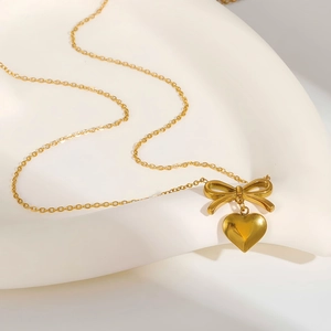 Elegantes Set aus 18 Karat vergoldeter Herz-Schleifen-Halskette für Damen auf Display