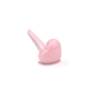 Detalle de pendiente de biocerámica rosa en forma de corazón con textura 3D suave