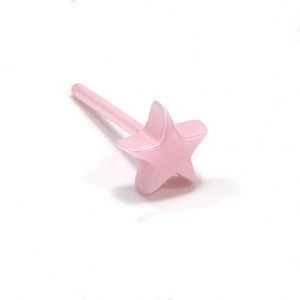 Vista macro de pendiente de botón minimalista en biocerámica rosa con forma de estrella