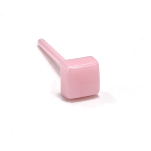 Vista macro de pendiente de cerámica rosa cuadrado con acabado de esmalte brillante