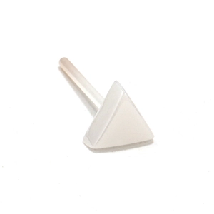 Detalle macro del pendiente de botón triangular geométrico en plata pulida sobre blanco