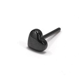 Vista macro de pendientes de cerámica negra en forma de corazón con poste de metal liso