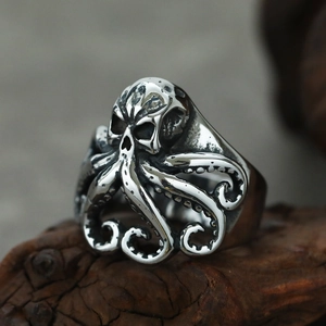 Detailansicht der Vintage-Oktopustentakel und des Totenkopf-Designs auf dem Ring