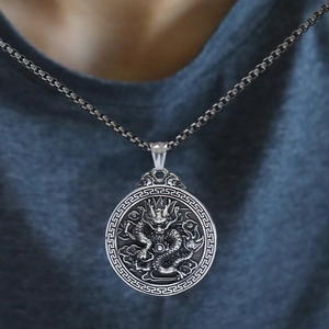 Collier à Pendentif en Relief de Dragon en Acier au Titane Bijoux Rétro Antiques Punk Hip Hop Collier de Médaille Ronde Pour Hommes