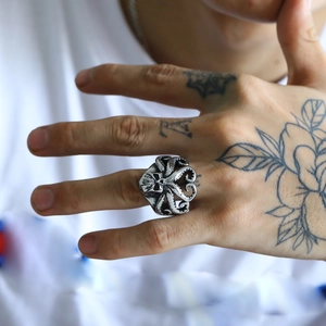 Vintage Oktopus Totenkopf Ring in Antik-Silber-Optik mit Punk-Stil Tentakel Design