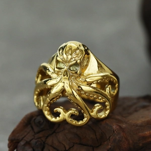 Makroaufnahme der goldenen Oktopus-Totenkopf-Ring mit polierten Tentakel-Details
