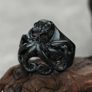 Makroaufnahme von Oktopus-Tentakeln und Totenkopf auf schwarzem Edelstahlring