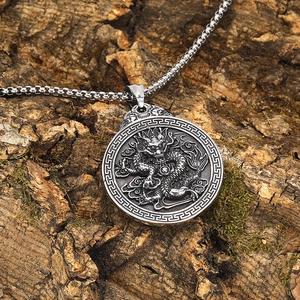 Relief détaillé de dragon chinois sur pendentif en acier inoxydable argenté vintage