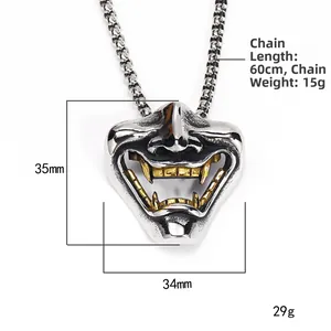 Pendaglio maschera Hannya giapponese con finitura argento e zanne oro su catena d'acciaio