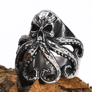 Detailansicht eines Punk-Oktopus-Rings mit Totenkopf-Design auf natürlicher Rinde