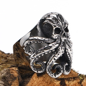 Detailliertes Relief von Vintage Punk Oktopus Tentakeln und Totenkopf auf einem Herrenring