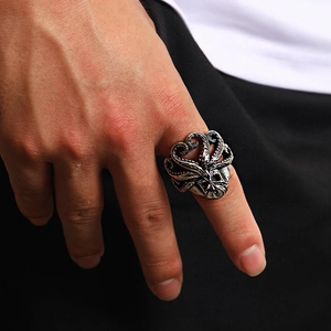 Detailaufnahme eines Gothic-Oktopus-Totenkopf-Rings mit silbernen Tentakeln im Vintage-Stil