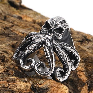Makroaufnahme von gotischem Oktopus-Schädel-Ring mit oxidiertem Vintage-Finish auf Rinde