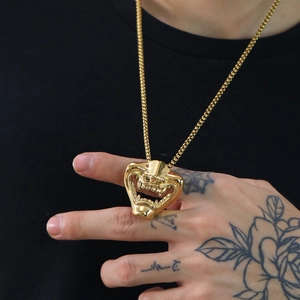 Ciondolo maschera Hannya giapponese in oro lucido con catena box per stile hip hop uomo