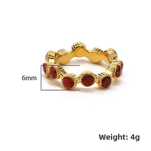 Anillo de eternidad irregular dorado con circonitas rojas y banda de 6 mm de ancho