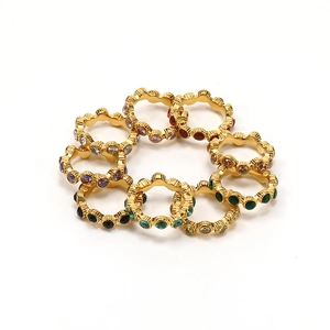 Set de diez anillos ondulados de titanio dorado con piedras de circonita redondas de colores