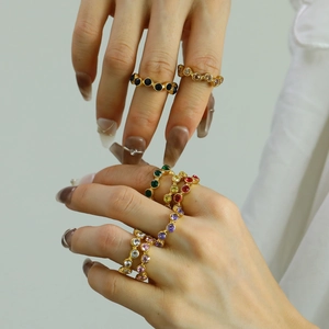 Anillo de Acero Inoxidable Ondulado Irregular para Mujer Diamantes de Imitación Coloridos Redondos Incrustados Chapado en Oro
