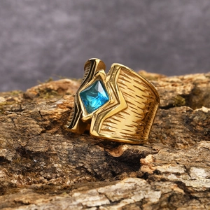 Retro Punk Titanstahl Herrenring mit geometrischem blauem Edelstein auf Baumrinde