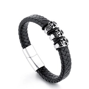 Geflochtenes Herren-Lederarmband mit drei silbernen Totenkopf-Akzenten und Magnetverschluss