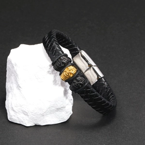 Herren Lederarmband geflochten mit einem goldenen und zwei schwarzen Totenköpfen