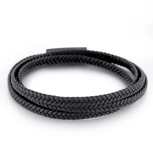 Détail d'un bracelet en cuir tressé multicouche avec fermoir magnétique noir
