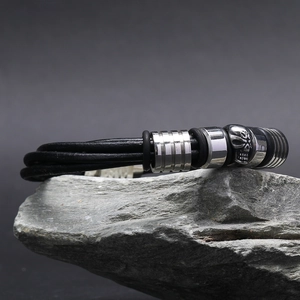 Bracelet pour homme multi-rangs en cuir noir tressé avec crâne argenté et perles métal