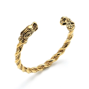Makroaufnahme des vergoldeten Torsade-Armreifs mit doppelten Drachenkopf-Endstücken